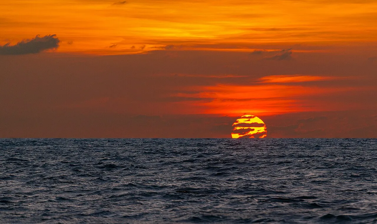 Jacht na tle zachodu słońca nad morzem u wybrzeży Phuket