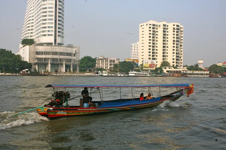 Tradycyjna łódź longtail na rzece Chao Phraya w Bangkoku