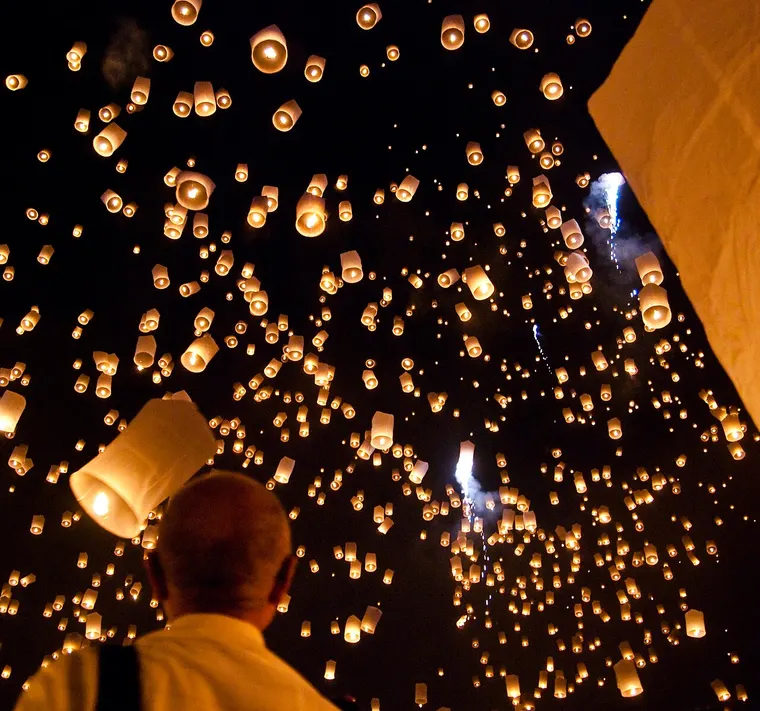 Tysiące lampionów unoszących się na nocnym niebie w San Sai