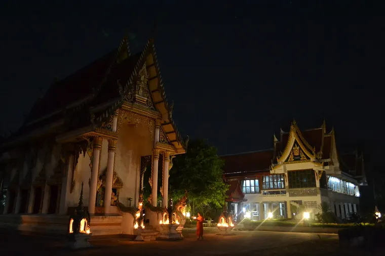 Oświetlona nocą świątynia podczas obchodów Magha Puja