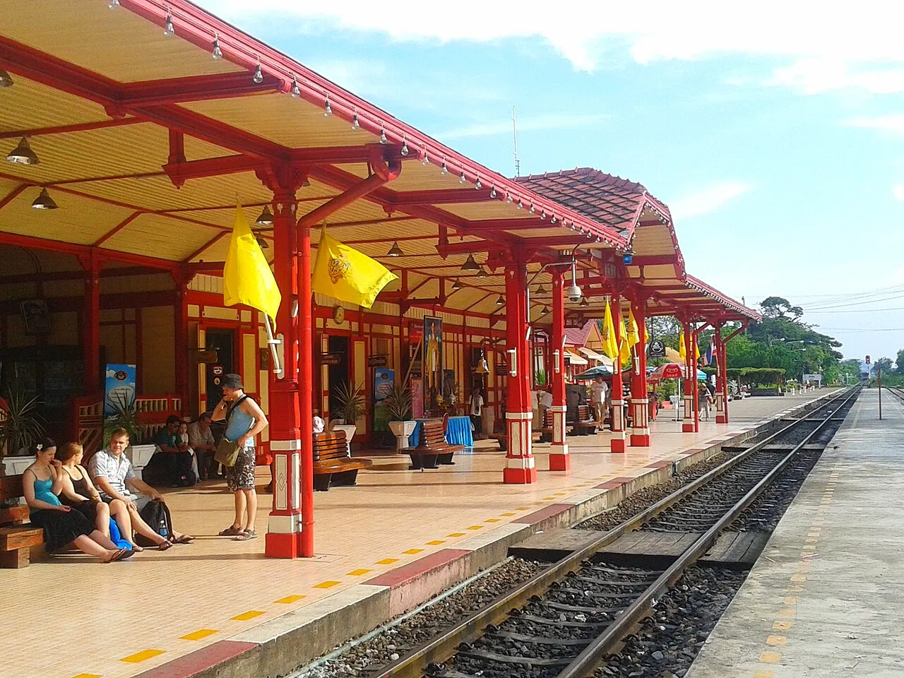 Peron zabytkowej stacji kolejowej w Hua Hin