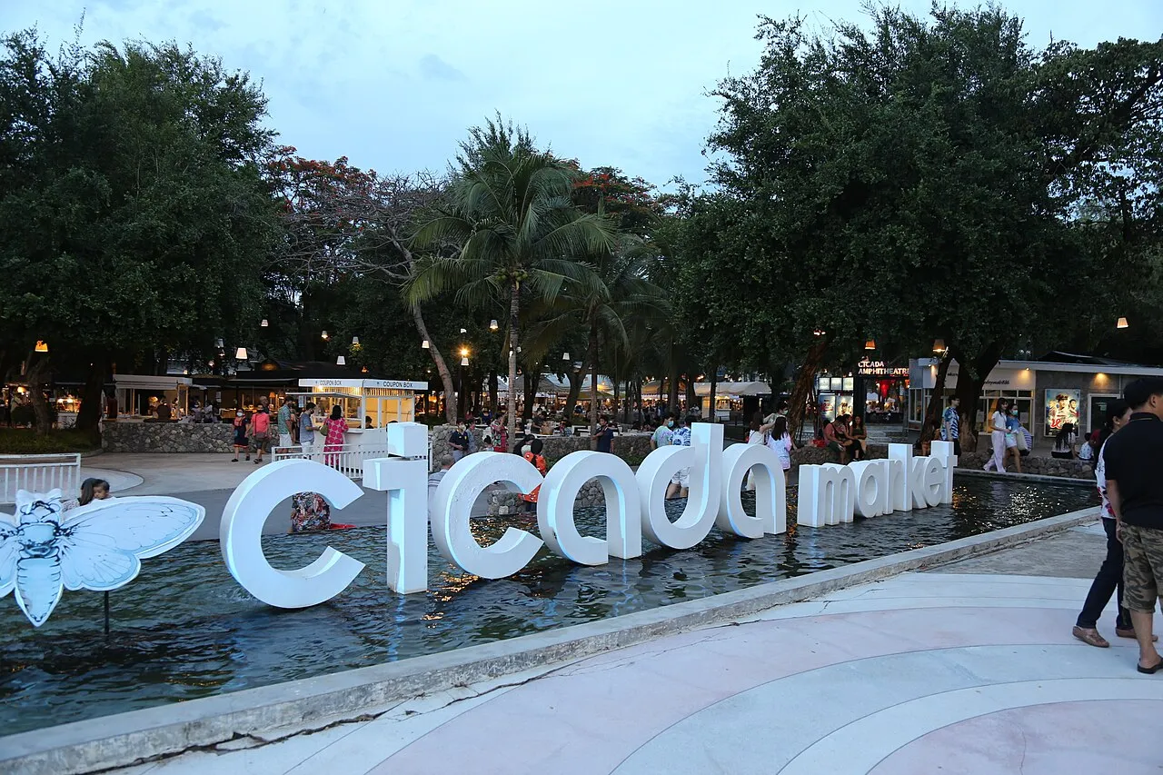 Napis Cicada Market przy targu w Hua Hin