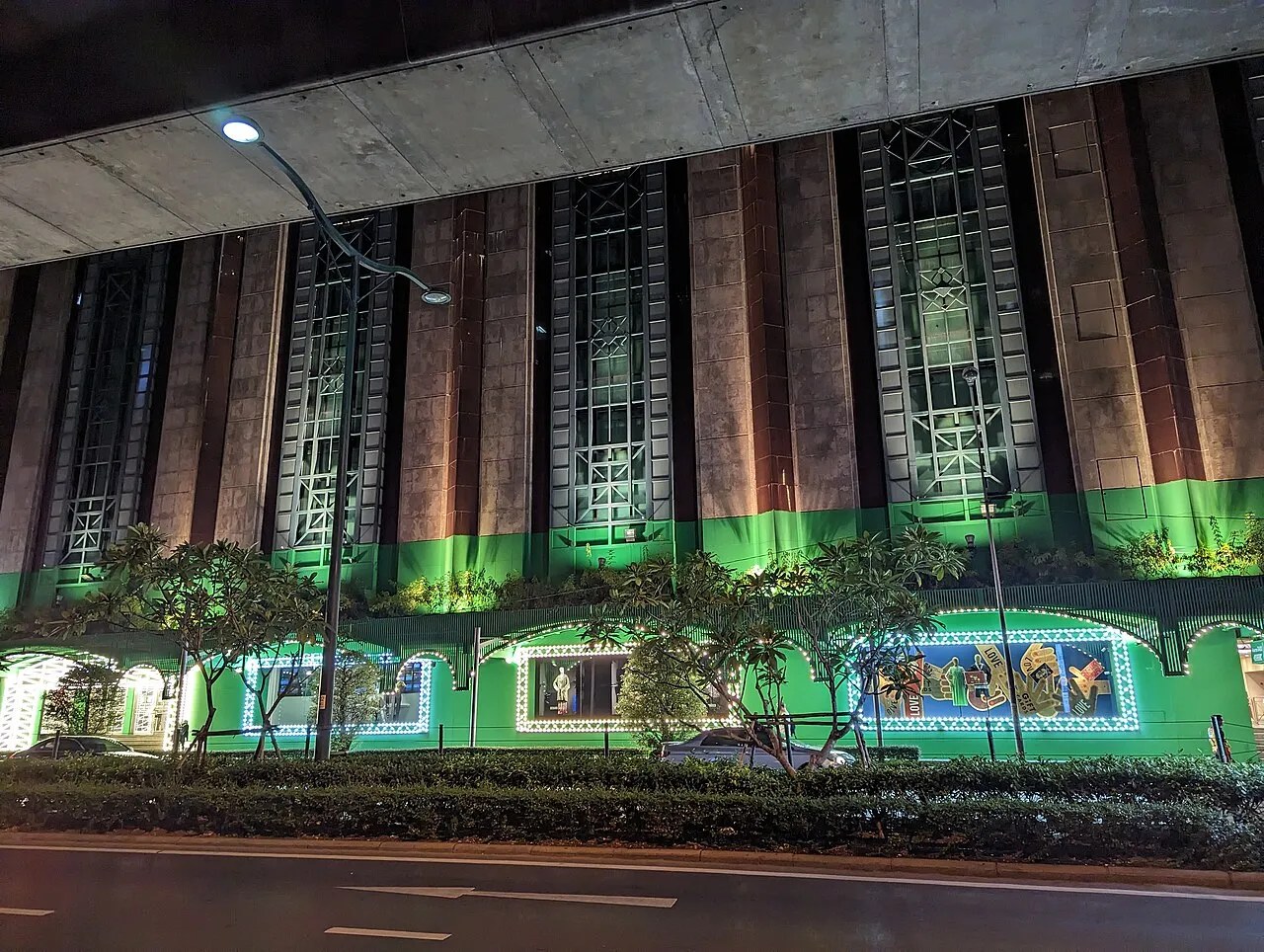 Fasada centrum handlowego Central Chidlom w Bangkoku wieczorem