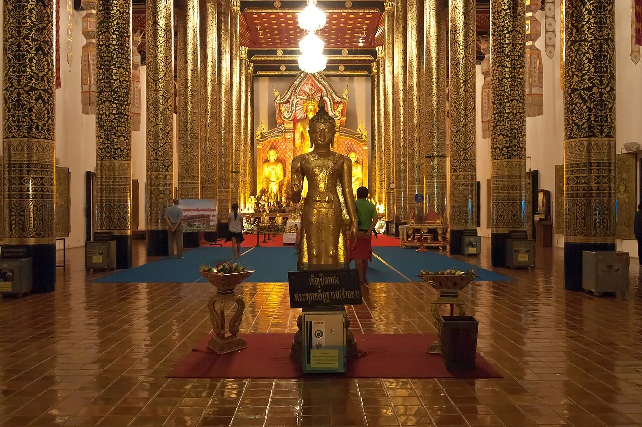 Wnętrze wihanu w Wat Chedi Luang w Chiang Mai