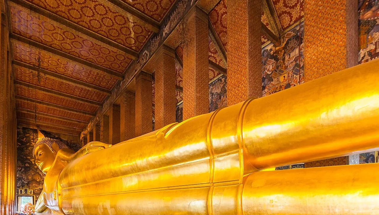 Wihan świątyni Wat Pho w Bangkoku z posągiem leżącego Buddy