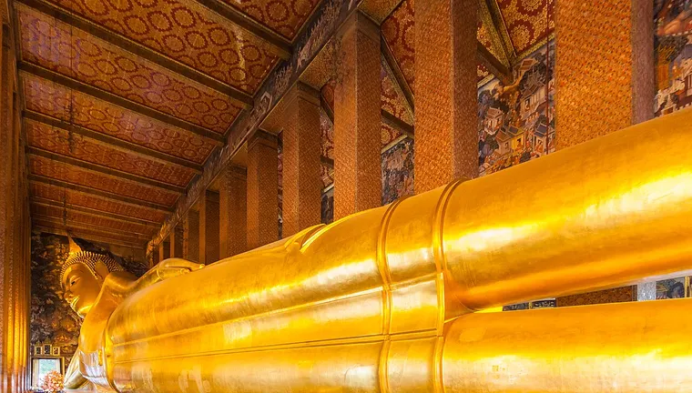 Złoty Odpoczywający Budda w świątyni Wat Pho w Bangkoku