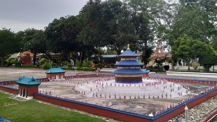 Miniatury budowli w parku Mini Siam w Pattayi, wśród nich chińska pagoda