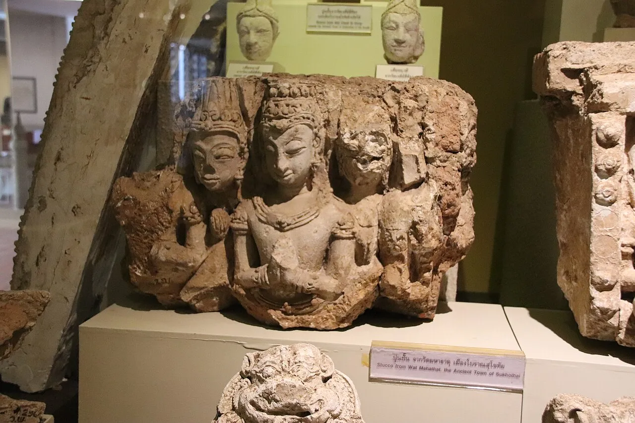 Stiukowa płaskorzeźba z dawnej świątyni Sukhotai w zbiorach muzeum