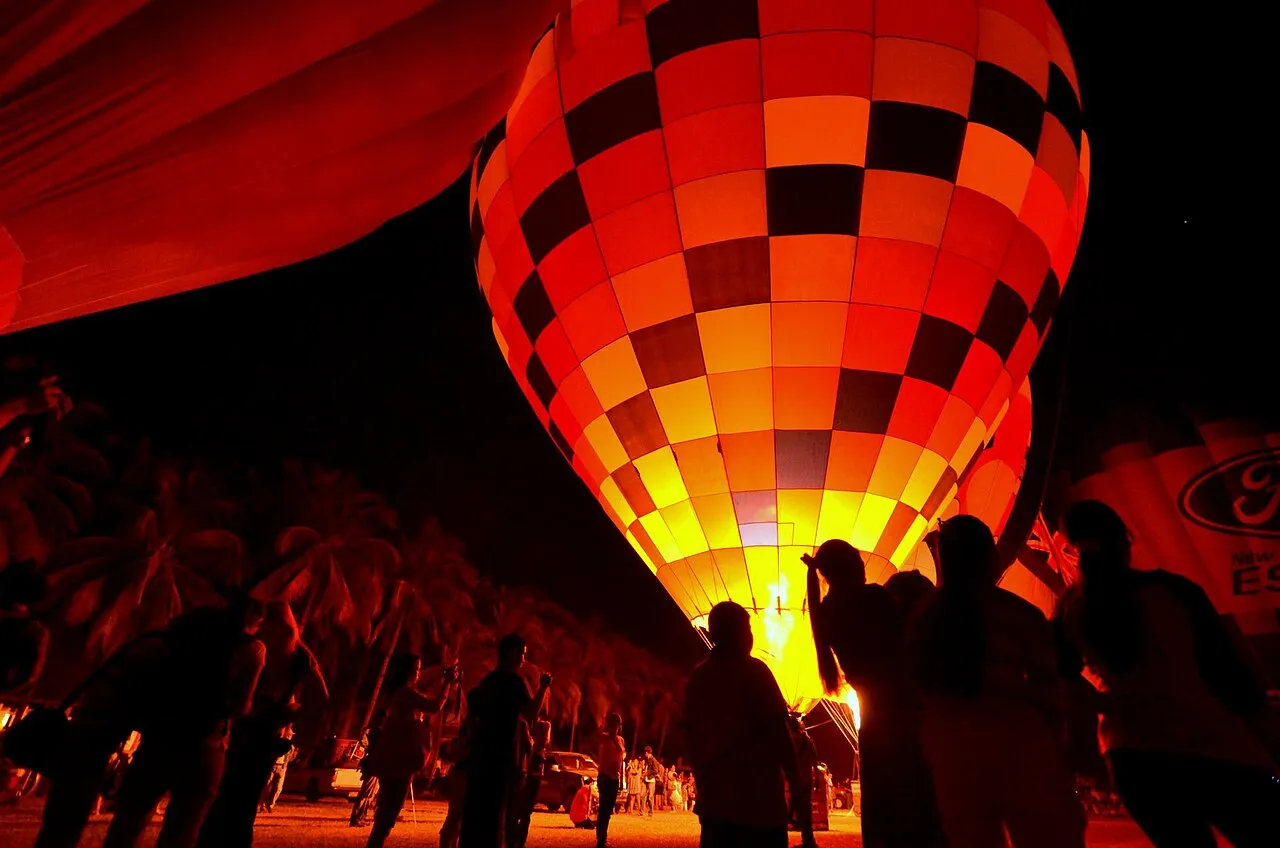 Rozświetlony balon na Międzynarodowym Festiwalu Balonów w Chiang Mai