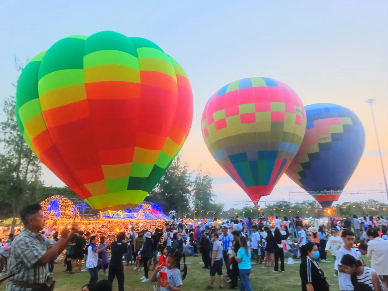 Kolorowe balony na festiwalu nad jeziorem Bueng Boraphet