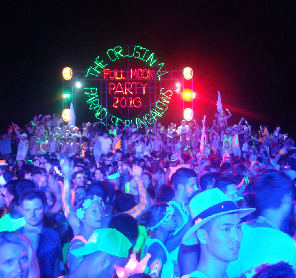 Tłum bawiący się podczas Full Moon Party na Koh Phangan