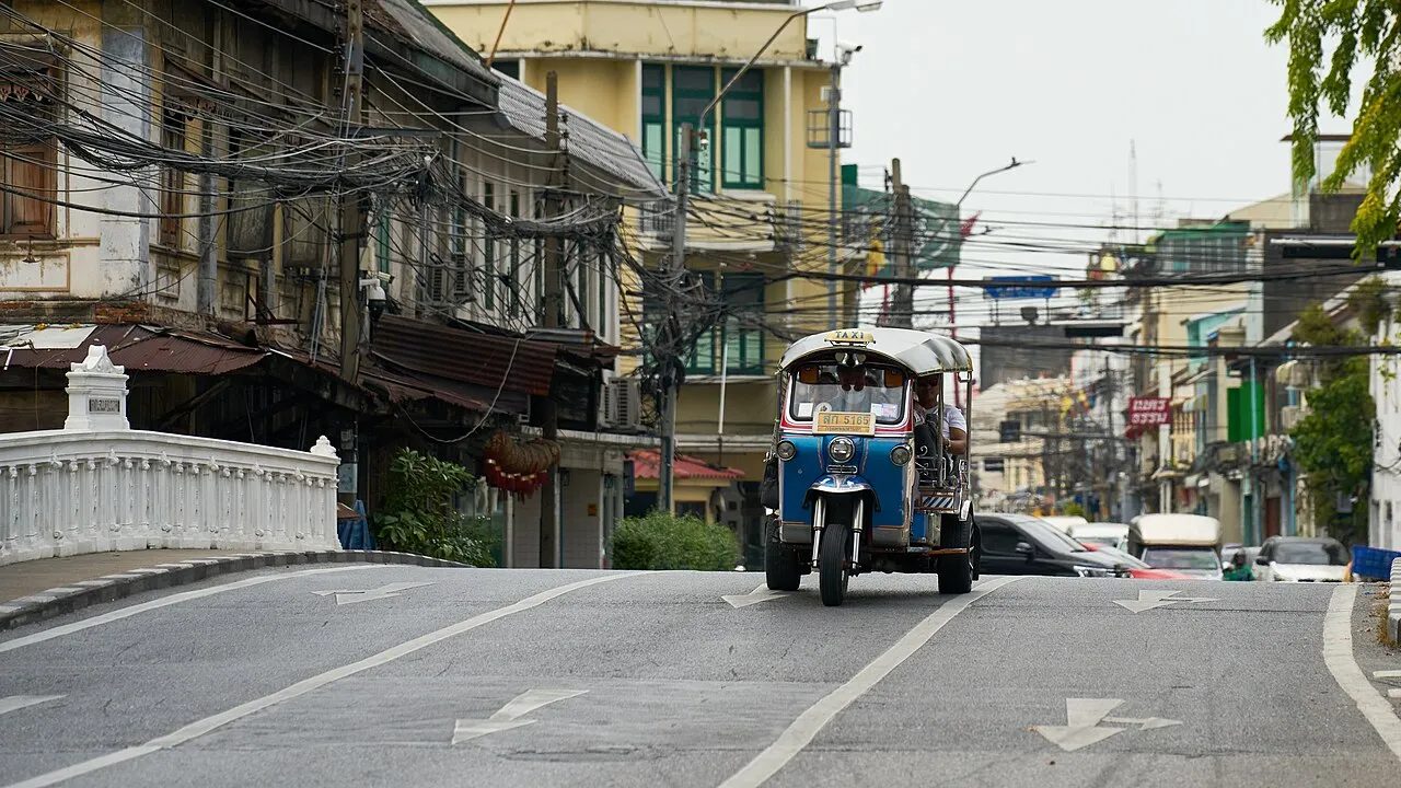Tuk-tuk na ulicy w Bangkoku
