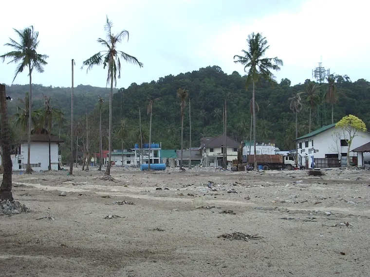 Zniszczone wybrzeże wyspy Phi Phi po tsunami z 2004 roku