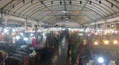 Nocny bazar w Chiang Mai: zakupy, jedzenie i targowanie