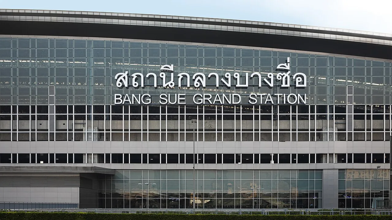 Fasada dworca Krung Thep Aphiwat w Bangkoku z dawnym napisem Bang Sue Grand Station