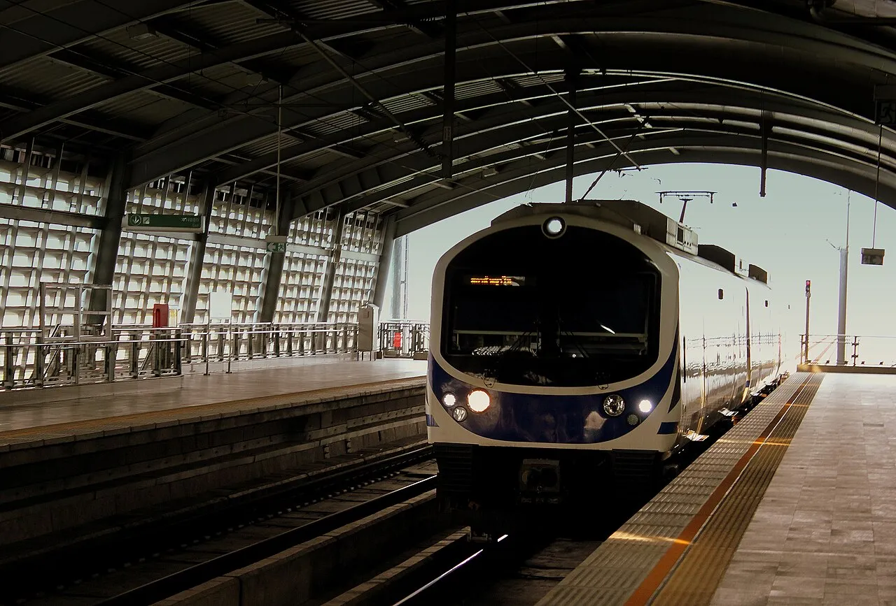 Pociąg City Line na stacji Lat Krabang w Bangkoku