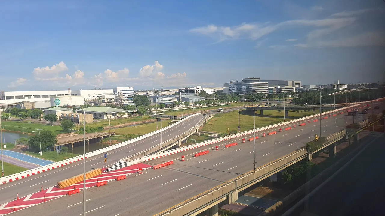 Pociąg Airport Rail Link zbliżający się do lotniska Suvarnabhumi
