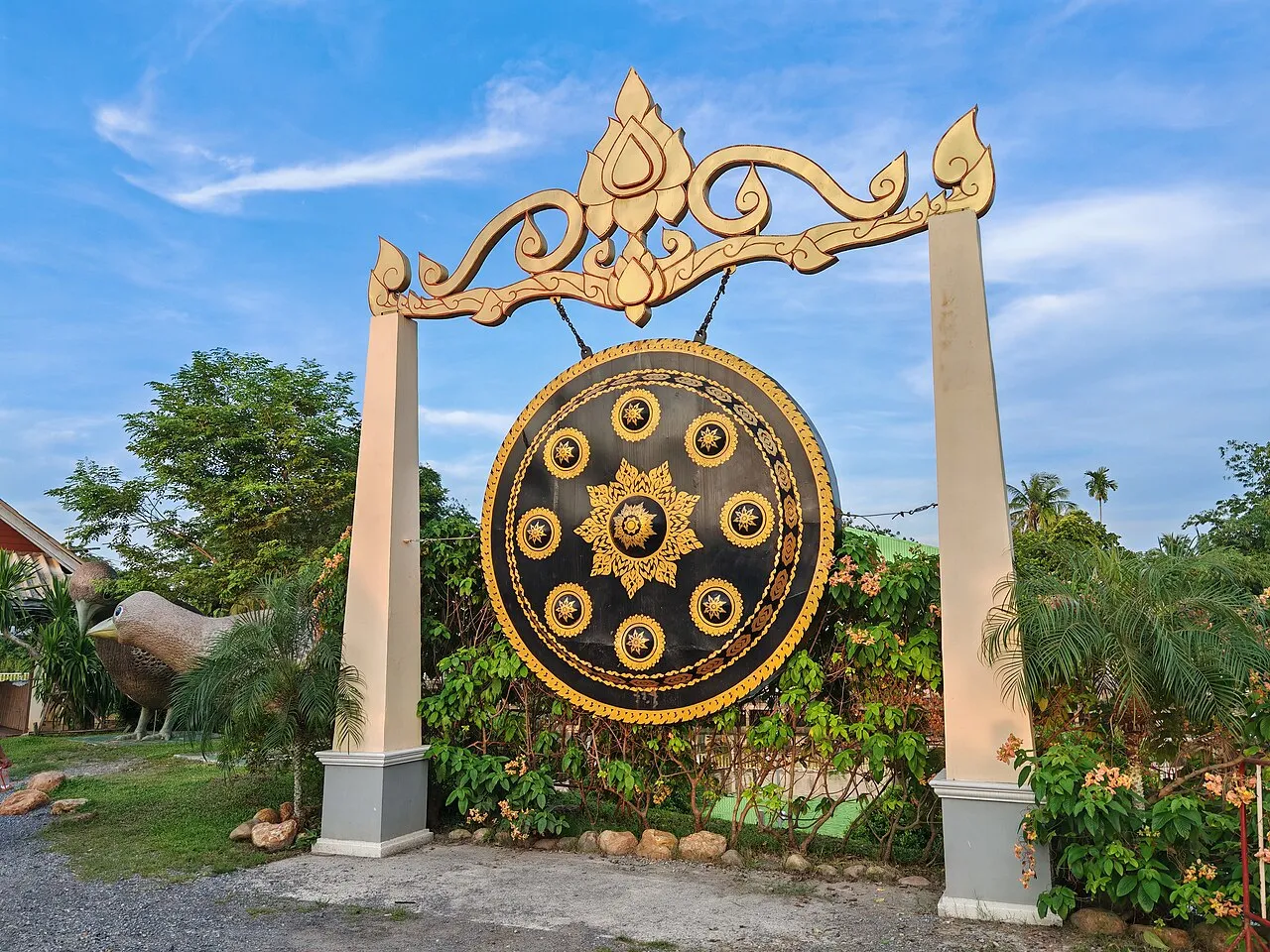 Brama z gongiem przy pływającym targu Khlong Hae w Hat Yai