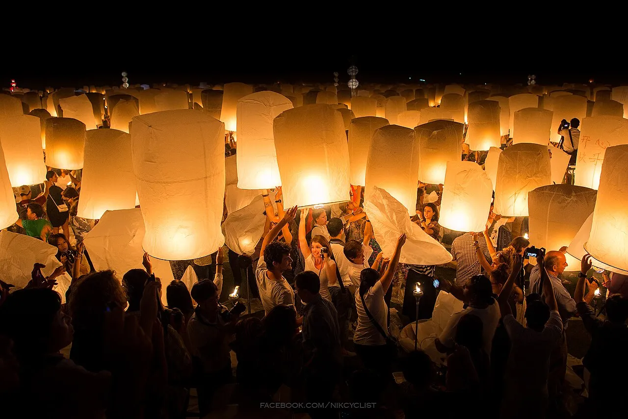 Lampiony wypuszczane podczas festiwalu Yi Peng w Chiang Mai