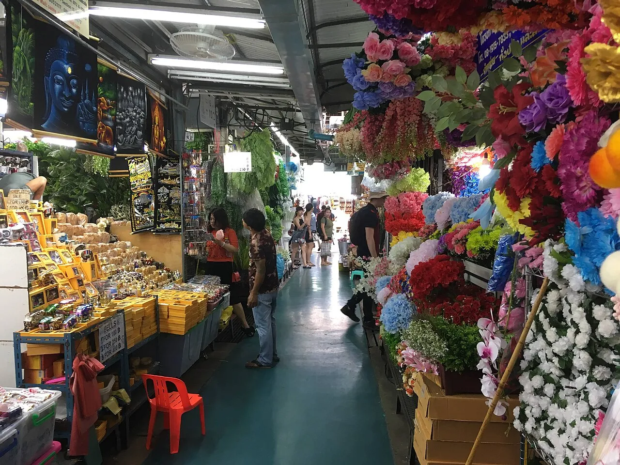 Stragany z pamiątkami na targu Chatuchak w Bangkoku