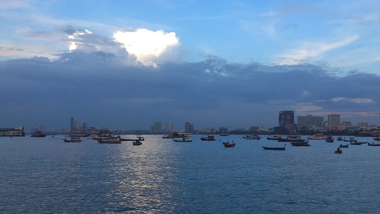 Zatoka Pattaya o zmierzchu