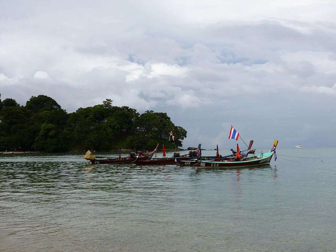 Tradycyjne łodzie long-tail przy plaży Patong