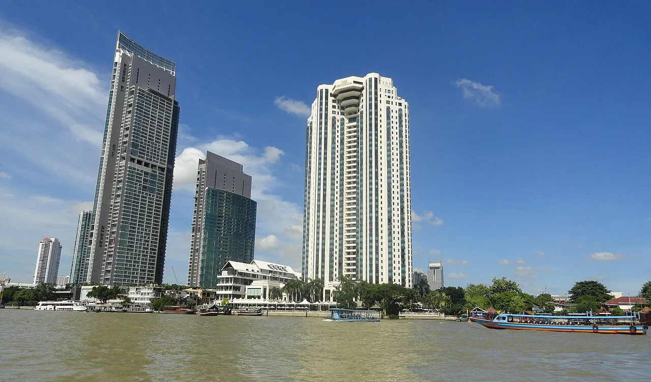 Brzeg rzeki Chao Phraya z hotelem Peninsula w Bangkoku