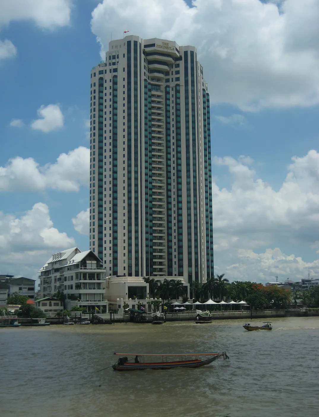 Wieżowiec hotelu The Peninsula Bangkok nad rzeką