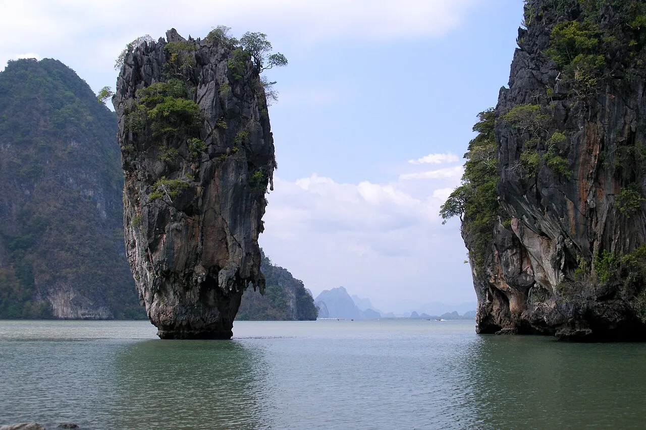 Drewniany pomost i wapienne skały w zatoce Phang Nga