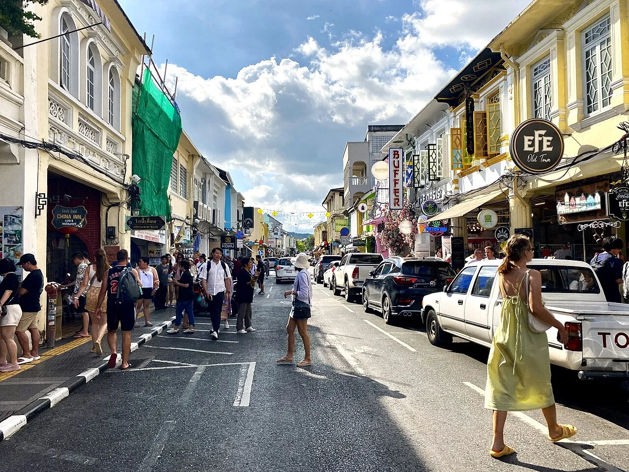 Kolorowe kamienice w stylu chińsko-portugalskim przy ulicy Thalang na starym mieście Phuket