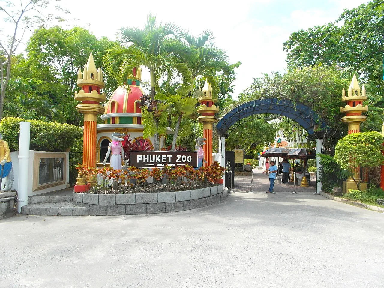 Wejście do ogrodu zoologicznego Phuket Zoo z kolorowymi wieżyczkami