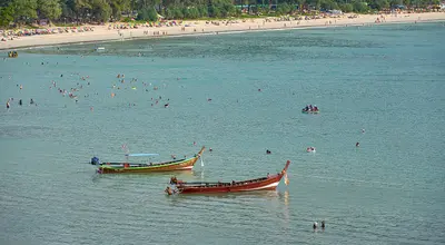 Plaże Phuket – błękit fal i złote piaski...