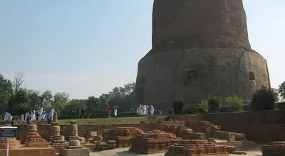 Asalha Puja: pierwsze kazanie Buddy w Parku Jeleni