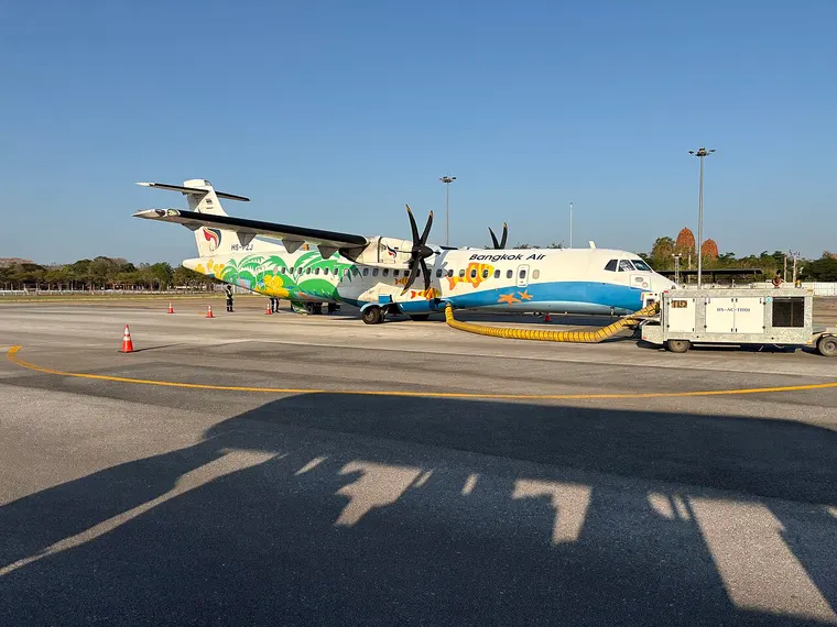 Samolot turbośmigłowy Bangkok Airways na płycie lotniska