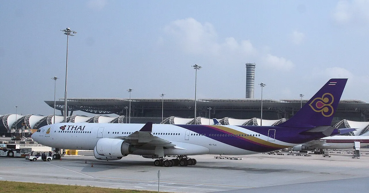 Samolot Thai Airways na lotnisku Suvarnabhumi
