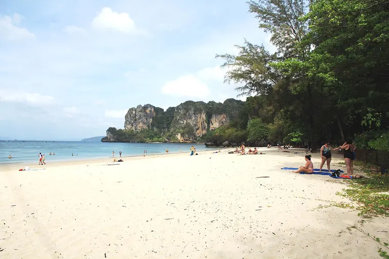 Piaszczysta plaża Railay w prowincji Krabi z wapiennymi klifami w tle