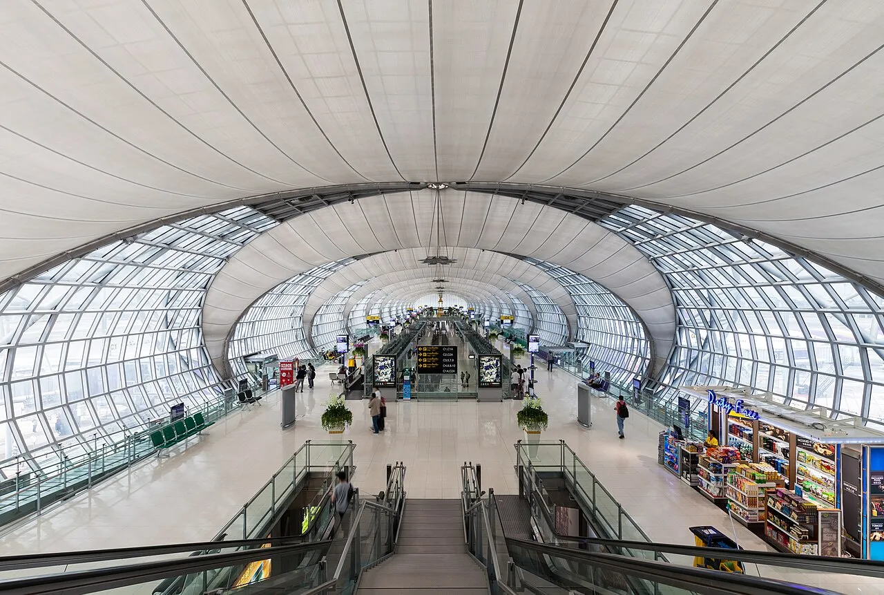 Hala terminalu lotniska Suvarnabhumi w Bangkoku