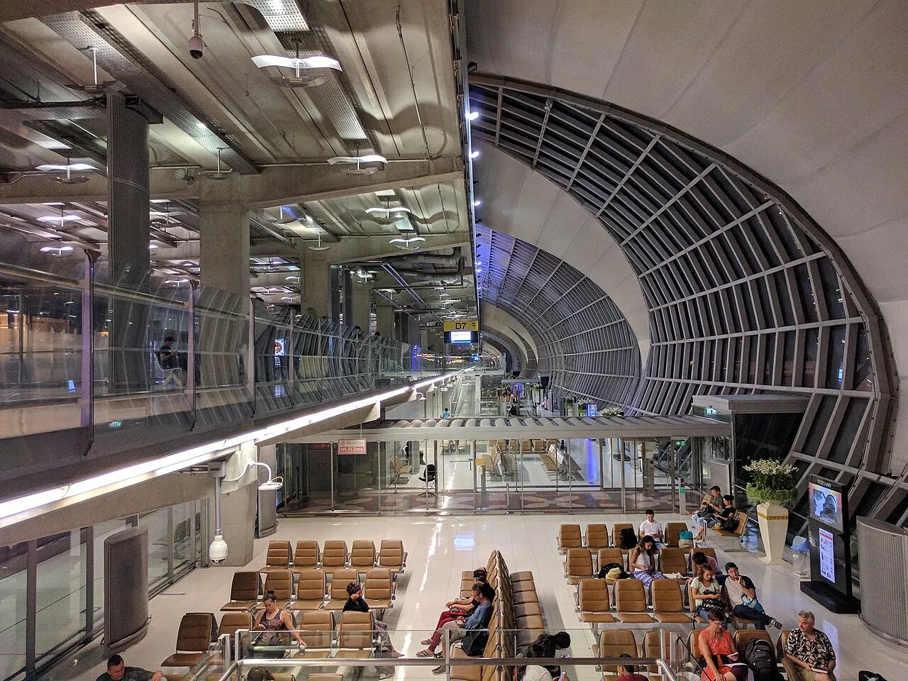 Poczekalnia przy bramkach w terminalu D lotniska Suvarnabhumi