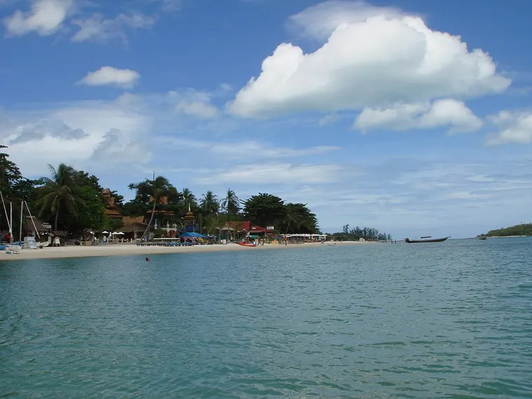 Plaża Chaweng na wyspie Ko Samui i zatoka z palmami