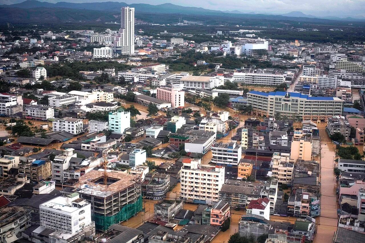 Zalane ulice Hat Yai w południowej Tajlandii