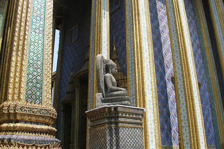 Portal mondopu w Wat Phra Kaew w Bangkoku z posągiem na cokole