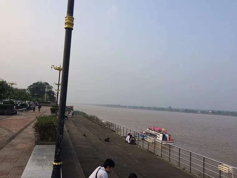 Bulwar nad Mekongiem w Nakhon Phanom