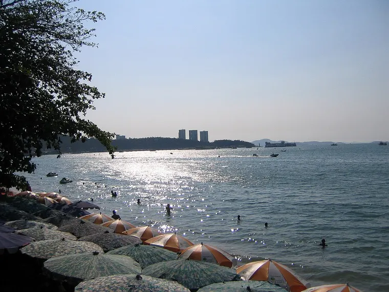 Plaża w Pattayi z widokiem na molo Bali Hai i zatokę