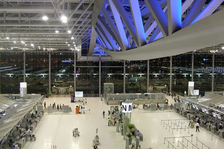 Hala odpraw na lotnisku Suvarnabhumi w Bangkoku, oświetlona błękitnymi światłami