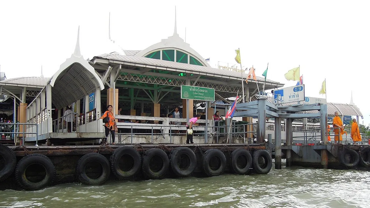 Przystań Tha Chang (N9) nad Chao Phraya, przy Wielkim Pałacu w Bangkoku