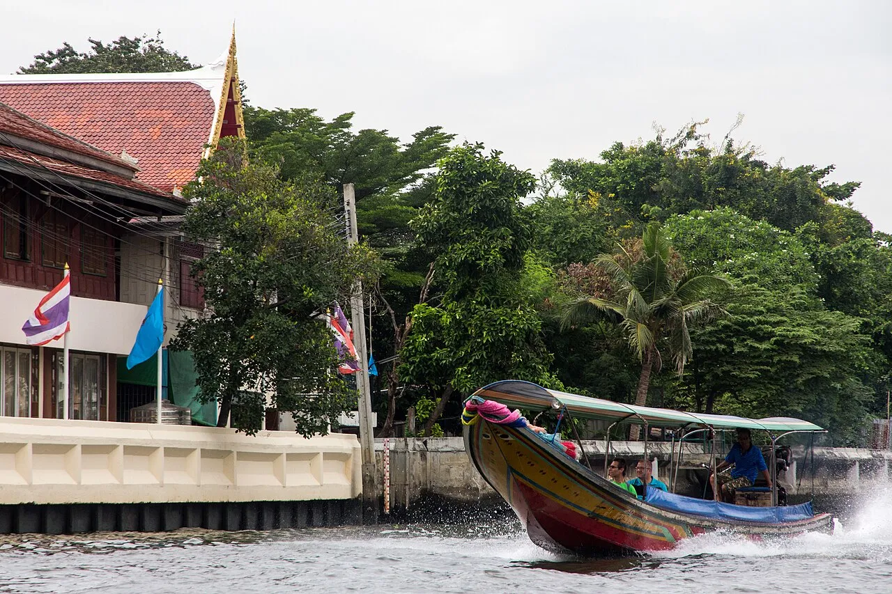 Kanał Khlong Bangkok Noi w Bangkoku z zabudową wzdłuż brzegu