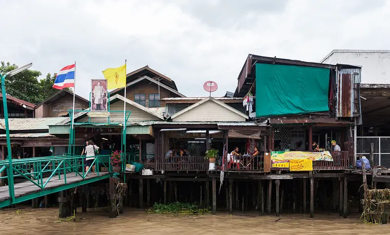Domy na palach nad rzeką Chao Phraya w Bangkoku