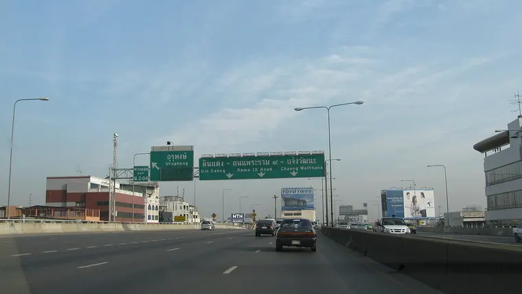 Wielopasmowa autostrada w Bangkoku z drogowskazami