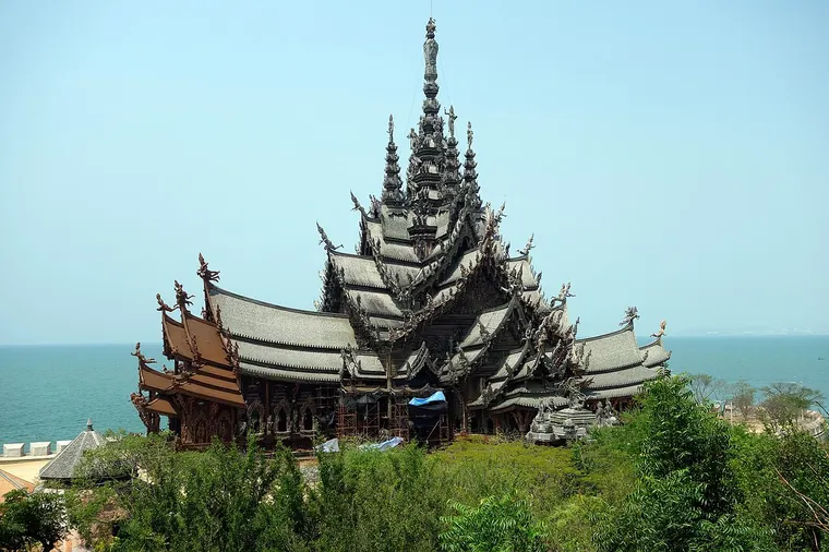Drewniana Sanctuary of Truth nad brzegiem morza w Pattai