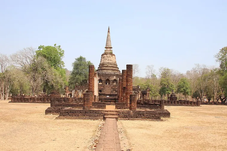 Ruiny świątyni Wat Chang Lom z czedi w parku historycznym Si Satchanalai